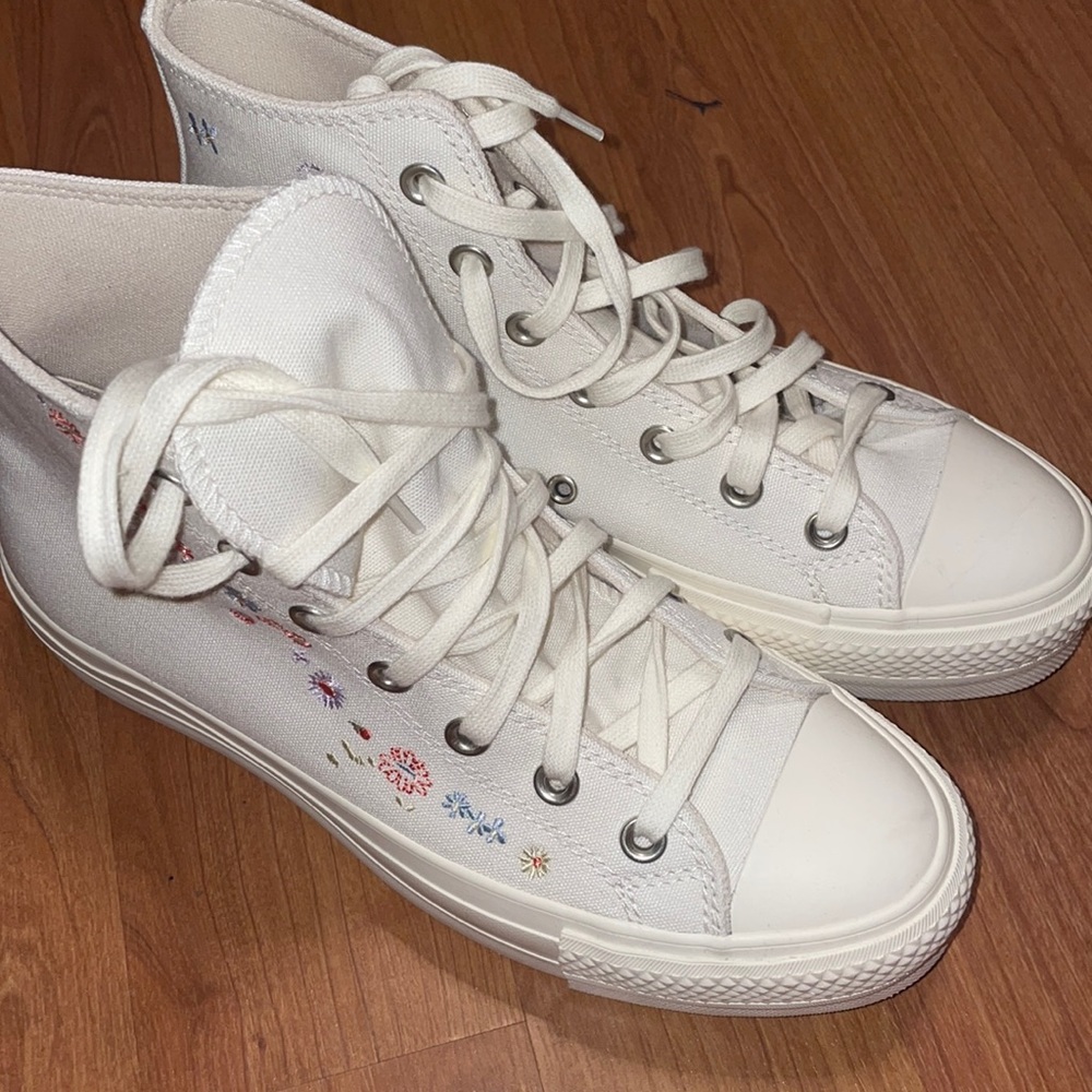 Embroidered Floral Platform Converse